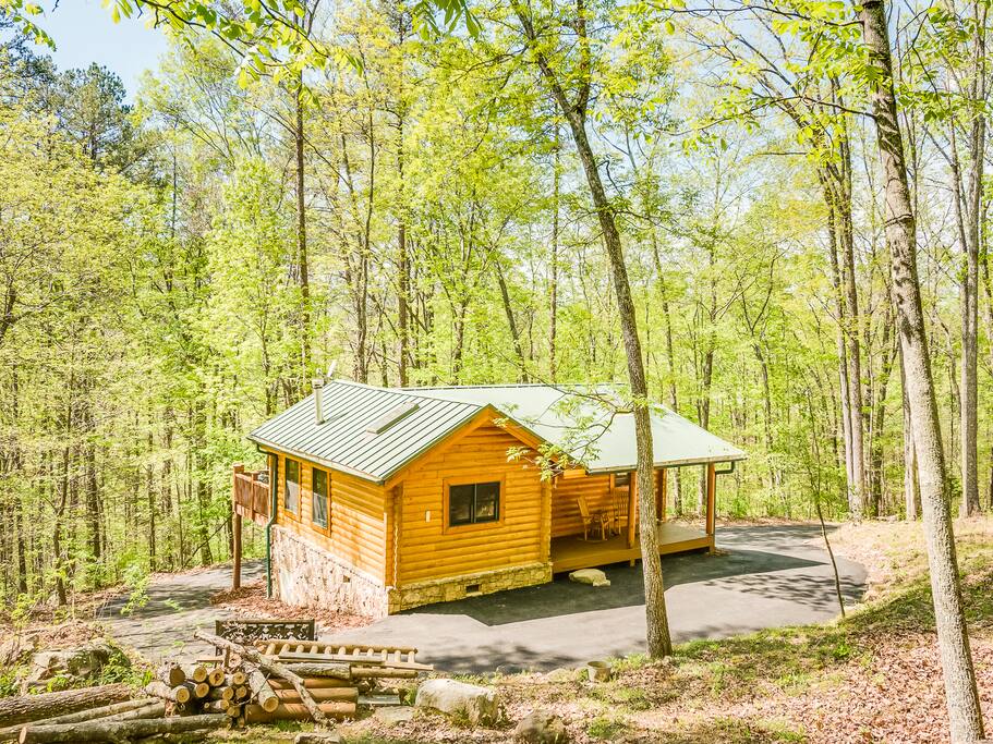 Ravenwood Cabin is on a private, 100-acre wooded tract.