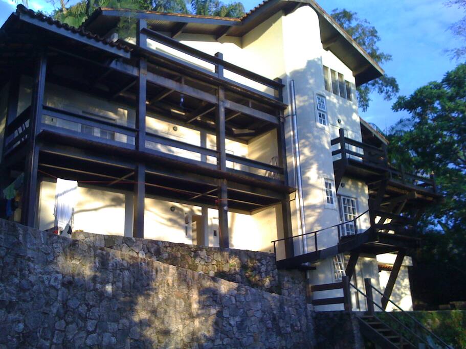 Casa vista do campo gramado