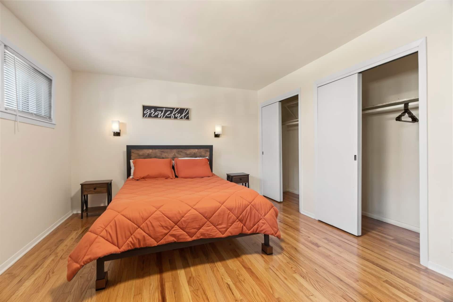 Quarto principal com cama queen e guarda-roupa amplo
