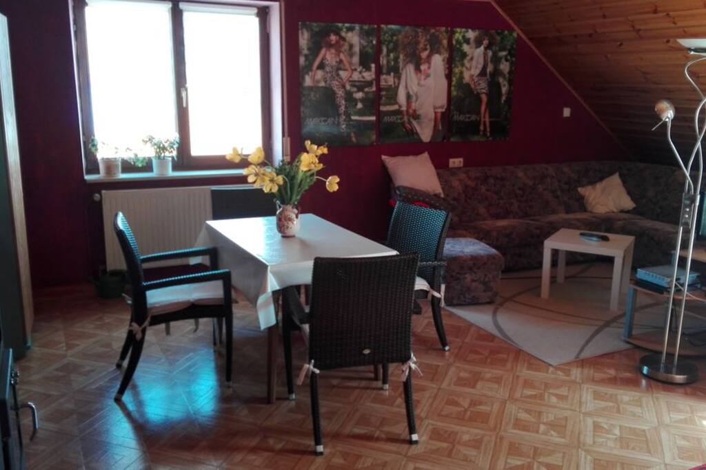 Wohnzimmer mit Essecke/Living Room