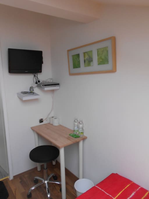 TV, Tisch mit Sessel im Zimmer