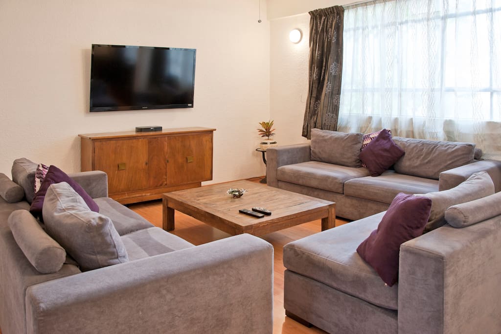 Cómoda sala equipada con TV de 55", SKY y Netflix.