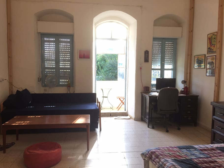 When the blinds and the door to the balcony are open the apartment is very well lit. They can also be closed so that you can sleep in late.