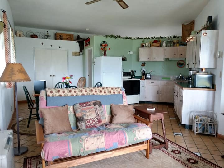 Cabin in the CountryMountain Views Farm stays for Rent in Livingston