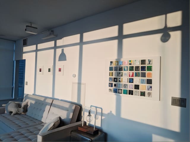 Bright Modern Central 2Bd2Ba Lakeview + Big Screen