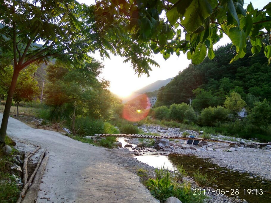 屋前夕阳下的小河