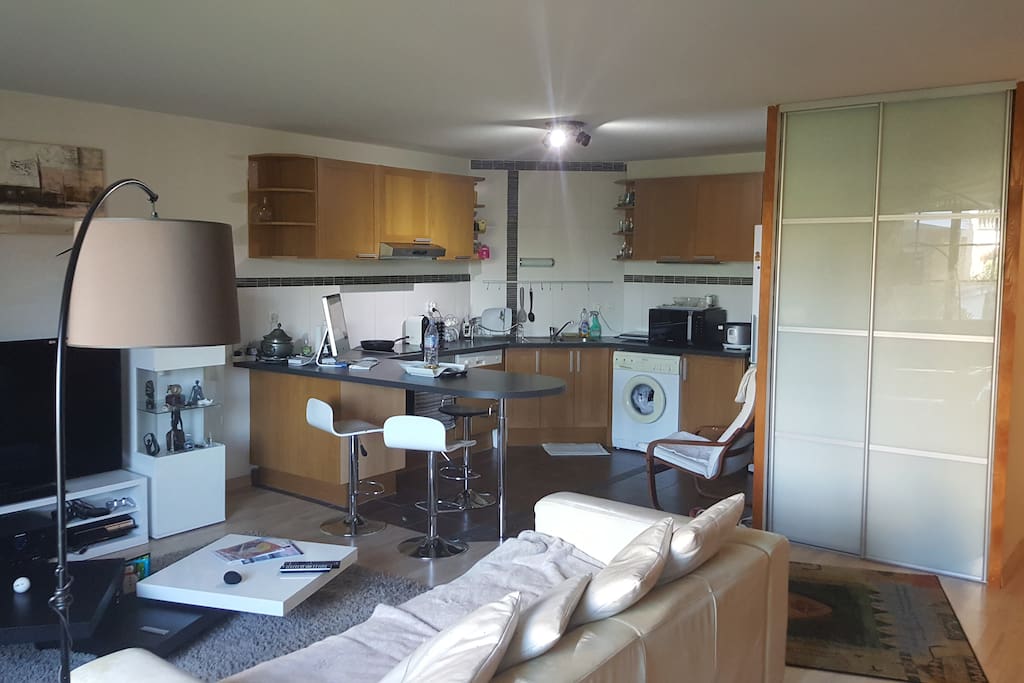 American style Kitchen with Oven and microwave