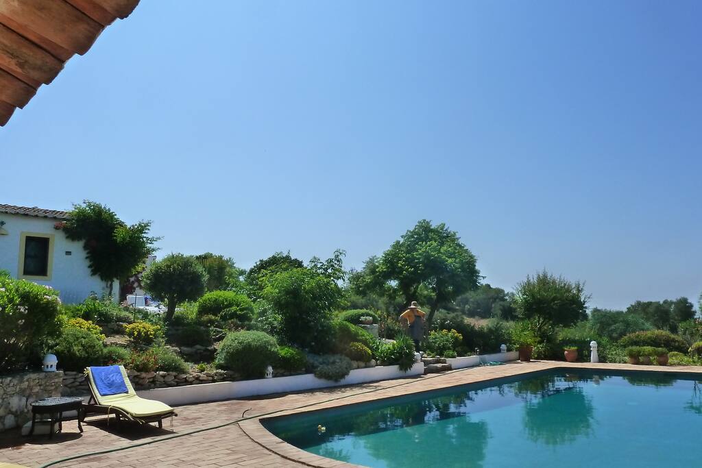 Sous la terrasse couverte