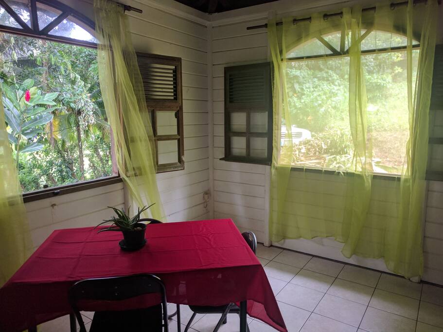 salle de vie disposant d'une table et d'un canapé, lieu très ventilé et calme