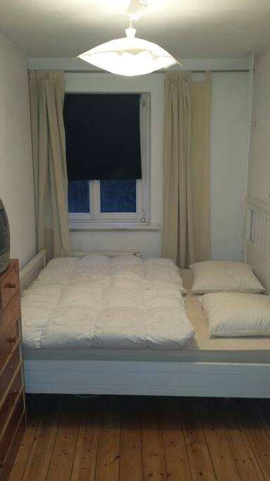 Schlafzimmer mit Fenster zum Innenhof