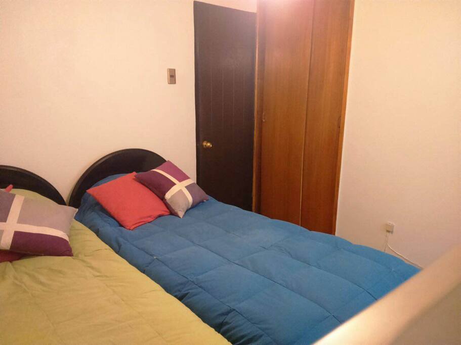 Habitación con 2 camas de una plaza