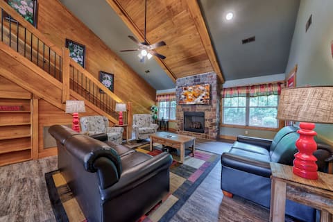 3BR, hot tub, resort pool, games.