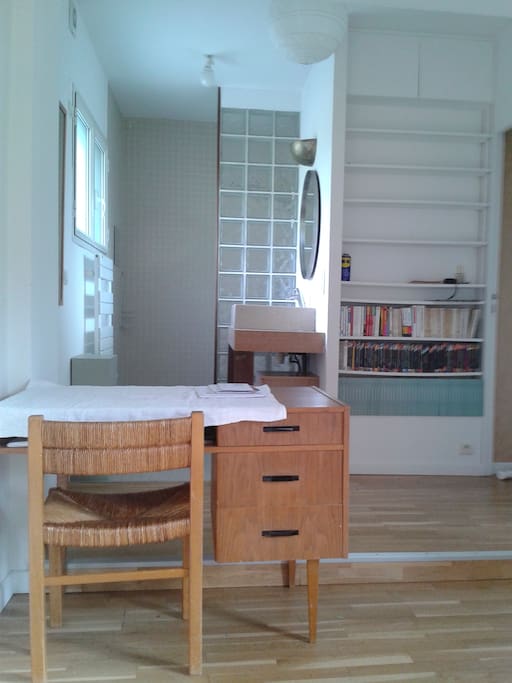 la salle de bains et un petit bureau