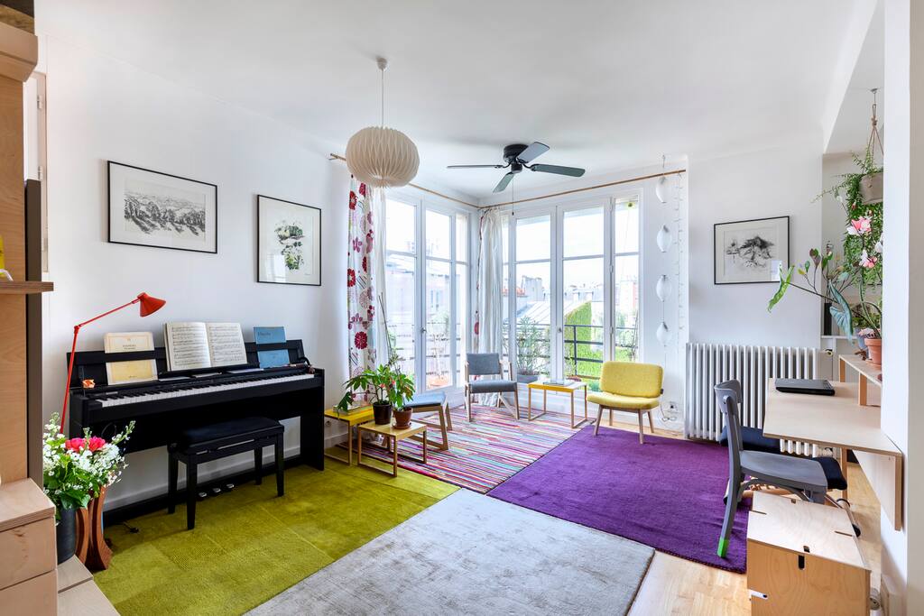 pièce principale coin salon/piano