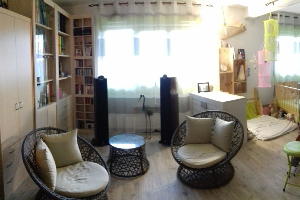 Salon, et coin bébé à droite (si nécessaire)