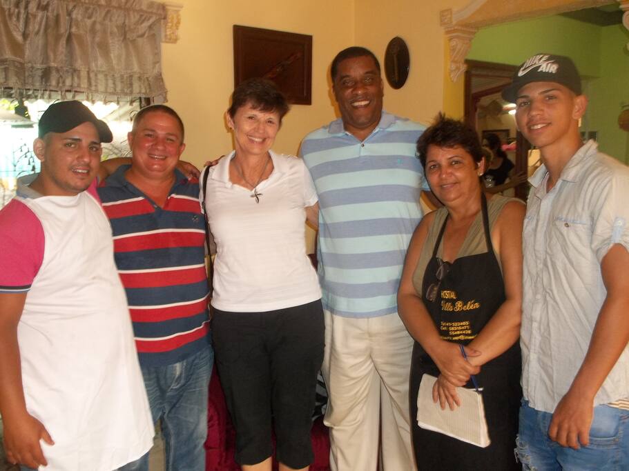 misioneros junto a los anfitriones