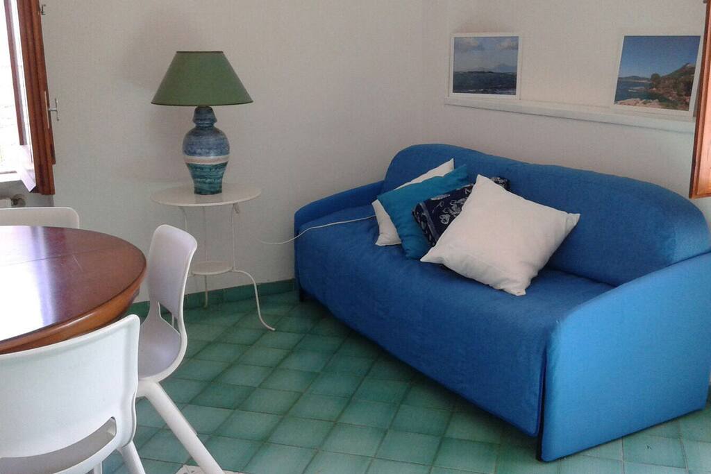 Angolo divano ( è un divano letto con due singoli separati ma non è conteggiato nei 5 posti letto della casa). Volendo il quinto ospite può anche decidere di dormire qui e rimanere separato dalle due camere da letto che sono al piano superiore.