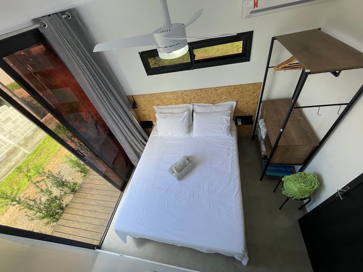 主卧配有标准双人床和侧景。