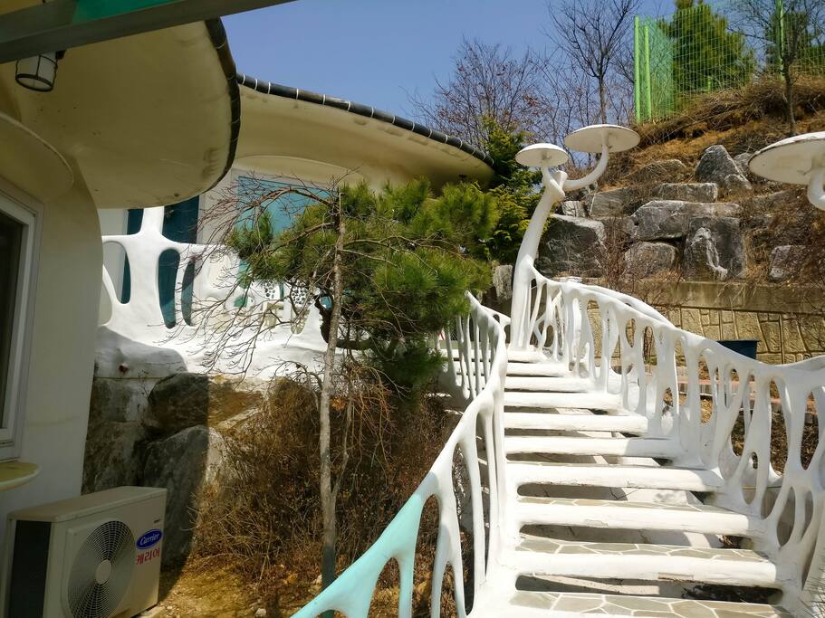 올라가는 길/Located at the top of the resort