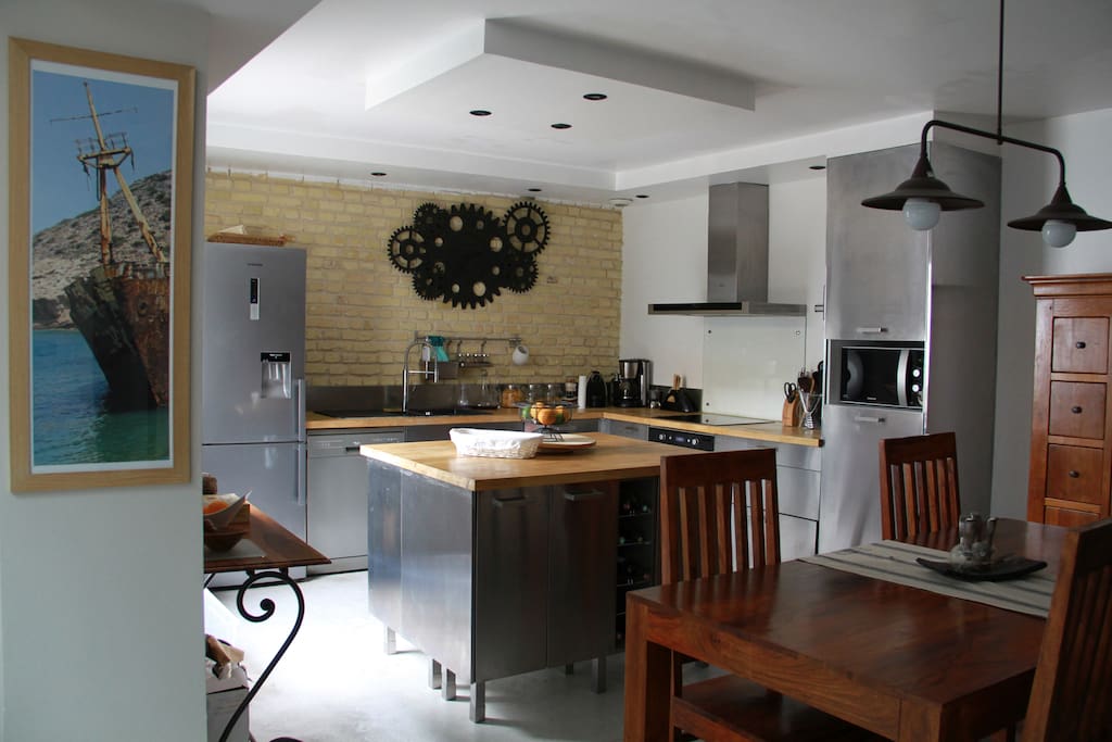 Une cuisine équipée typique loft-industriel .....