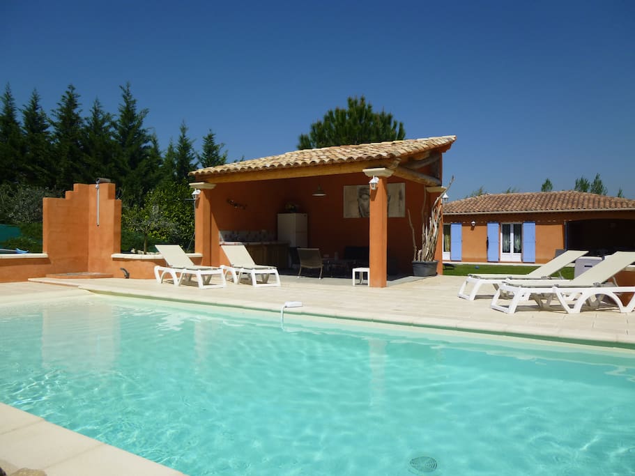 Un espace cocooning : piscine, pool-house et maison