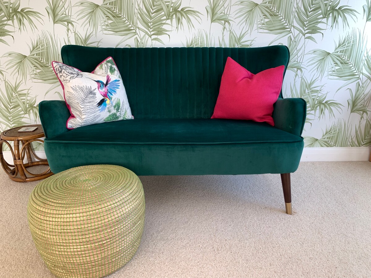 Popular Airbnb listing: Stylish Seafront Studio Apartment Parking in Torbay