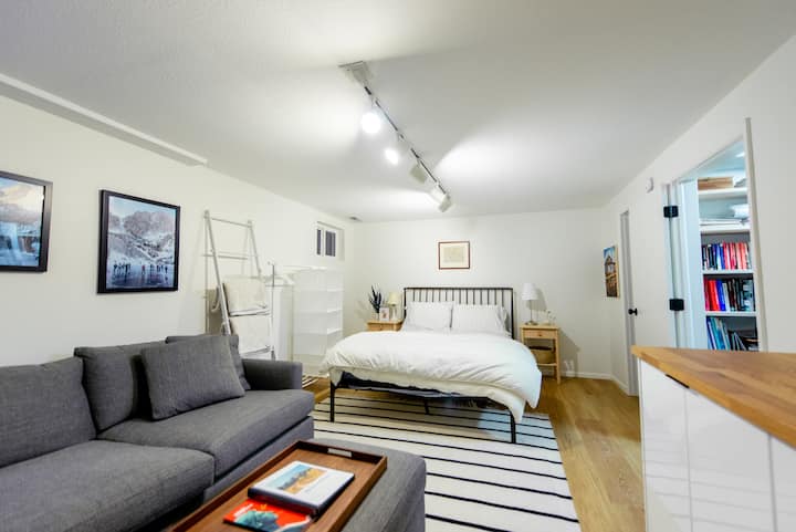 Dormitorio en el sótano (con sofá y TV)