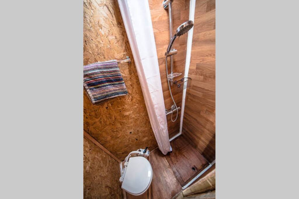 toilet/shower