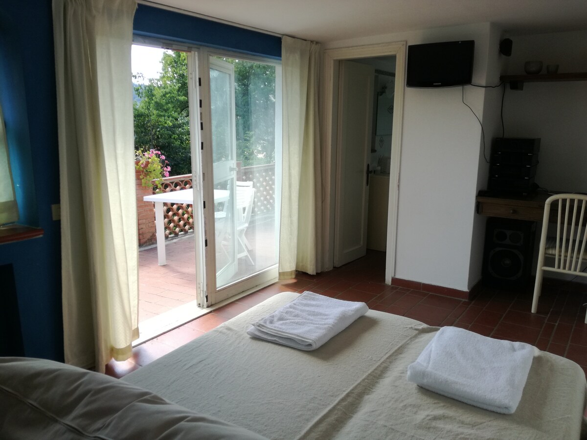 Dvojlôžková izba s rozkladacou pohovkou, vlastnou terasou a kúpeľňou