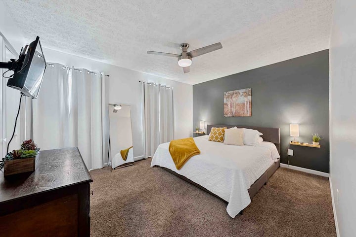 Krevat dopio "king size"/hapësirë e bollshme në dollap