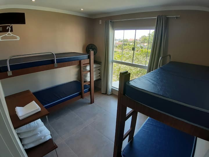 غرفة النوم الثانية - سريران بطابقين (إطلالة على حمام السباحة)