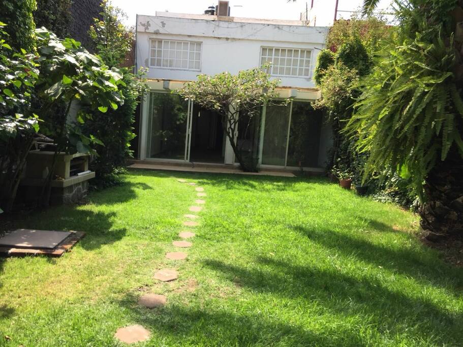 la vista de la casita hacia la entrada principal