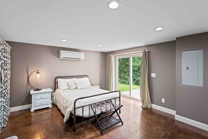 El tercer dormitorio se actualizó a una cama tamaño king. La foto es de fotos anteriores tamaño queen: fotos actualizadas por venir.