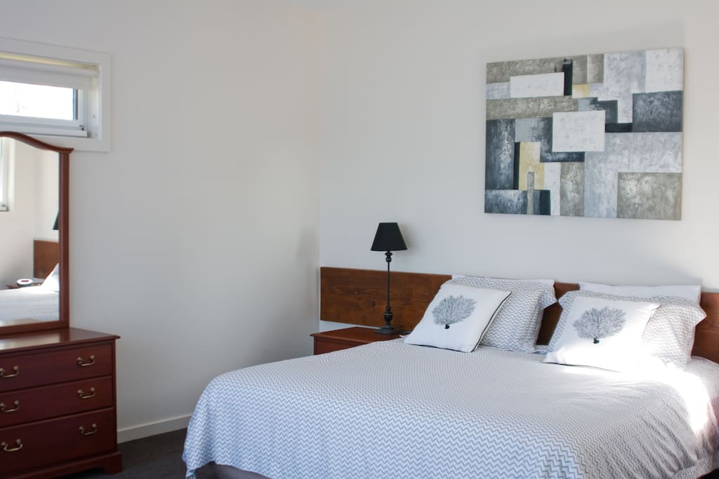 Bedroom
King bed or
2 single beds