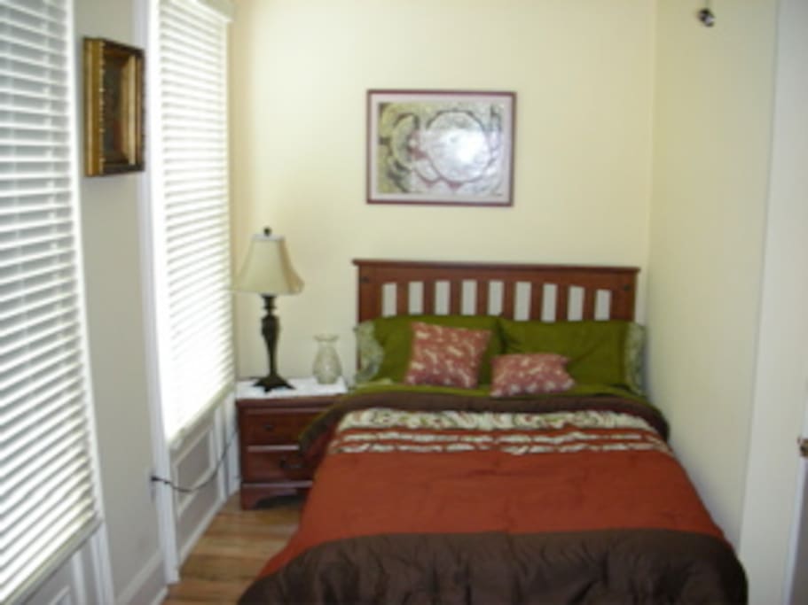 Queen size bed in Spain Room