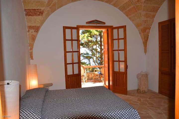 Prvá spálňa na hornom poschodí je prepojená s balkónom(dvojposteľ)