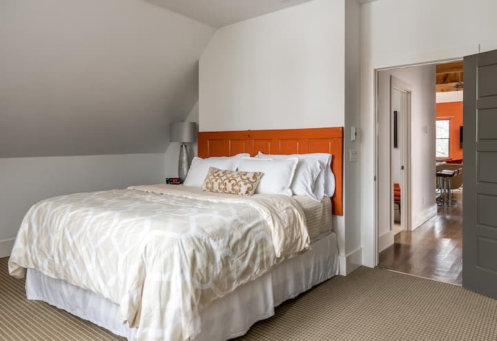 La testiera su un letto king-size davvero morbido e confortevole è una porta in legno recuperata dalla casa storica originale che un tempo si trovava in questa proprietà. Le finestre della camera da letto si affacciano a nord per chi ama dormire fino a tardi!