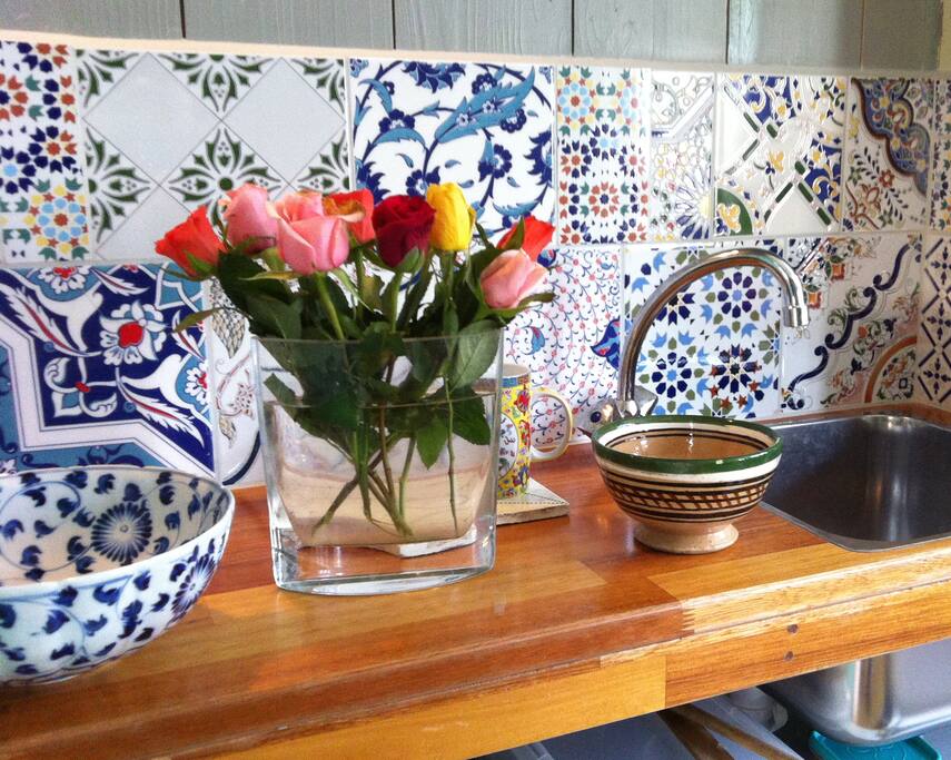 Nice coulored kitchen! Flowers incl
