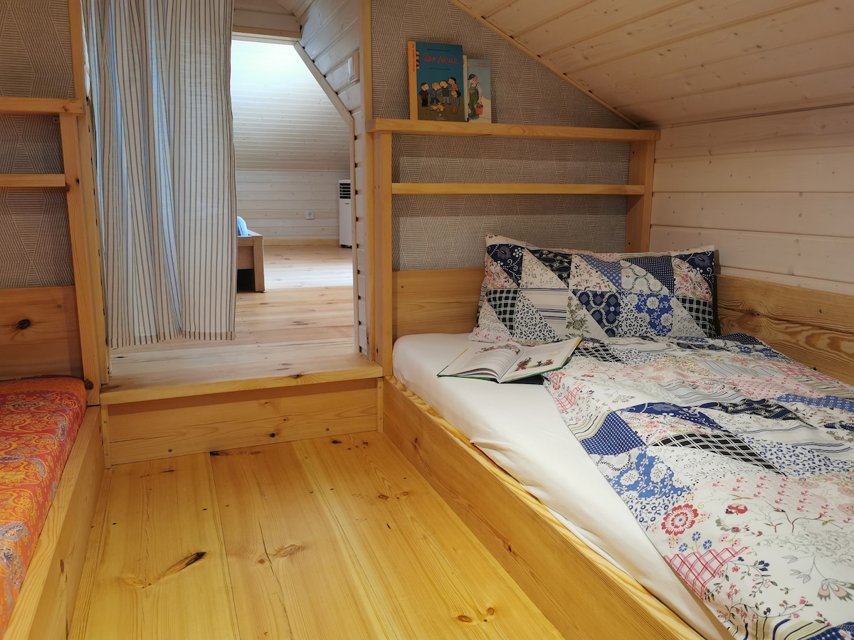 Cama individual a la derecha