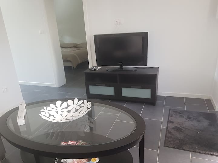 Obývacia izba s televízorom