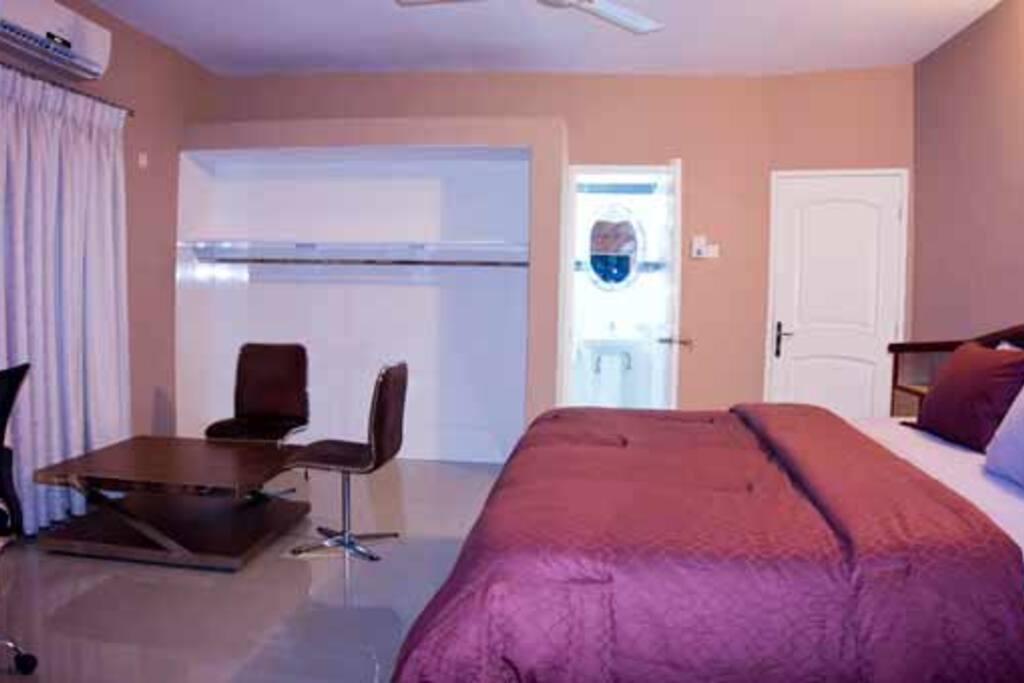 GORGEOUS KING-SIZED BED LUXURY SUITE WITH BALCONY
