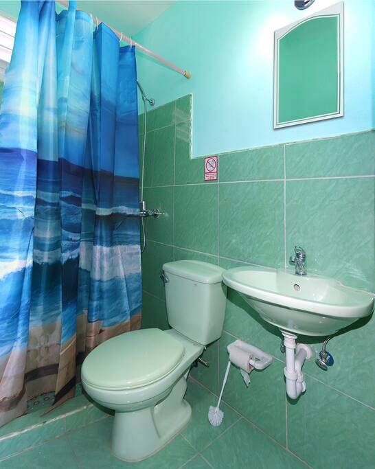 Baño en el interior de la habitacion, agua fria y caliente 24 horas.