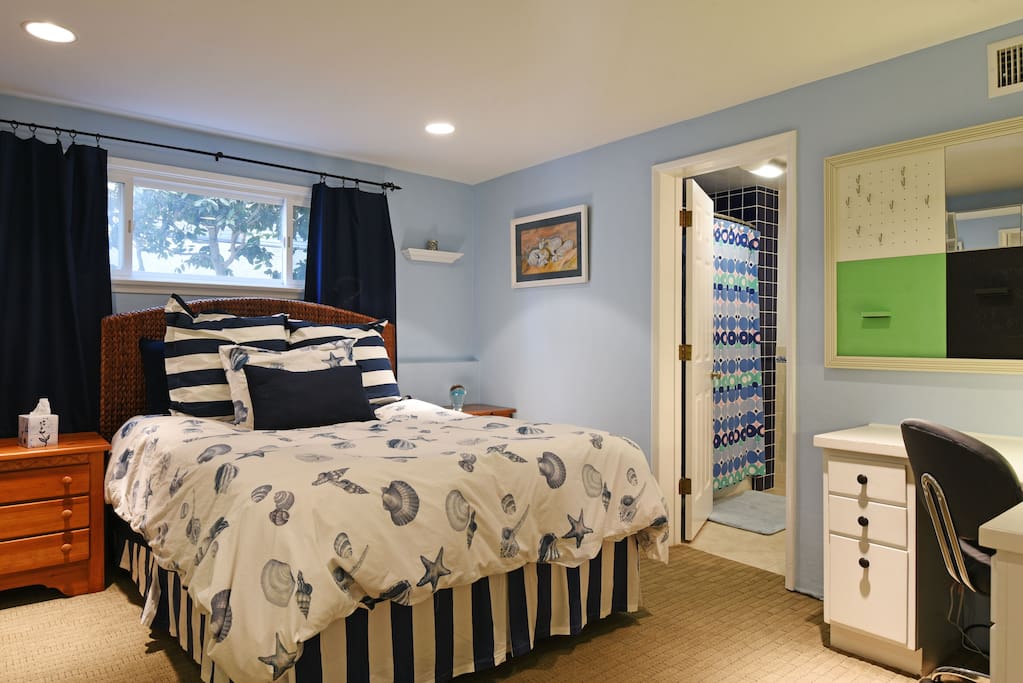 Private Bedroom with Queen size bed