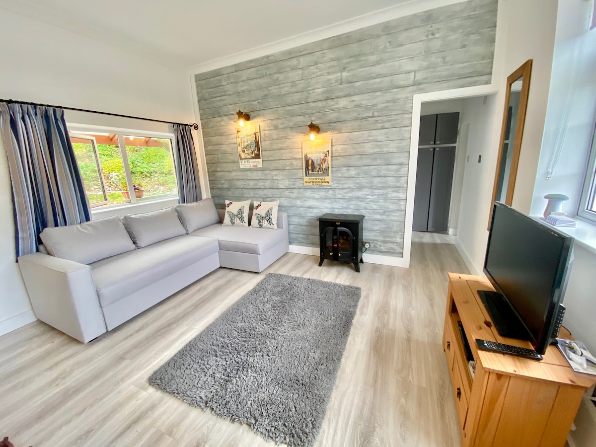 Successful Airbnb property: 4 min Walk to Beach/Pubs~Pool~Hottub~BBQ~Games, A2 in Portreath