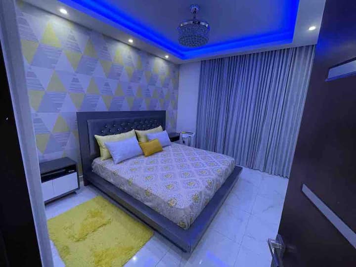 Manželská posteľ s kúpeľňou a uzavretím chôdze. 