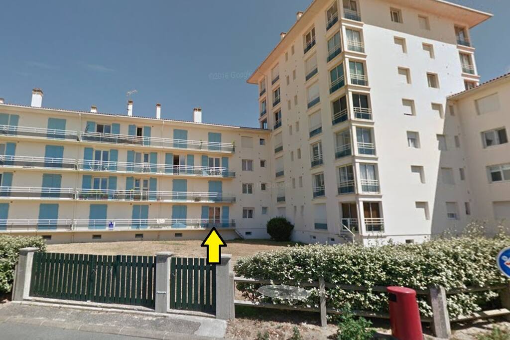 Accès direct à la plage depuis le balcon - Direct access to the beach from the balcony.