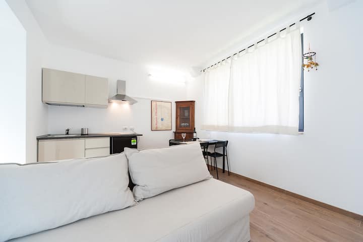 sebule iliyo na chumba cha kupikia na sofa 