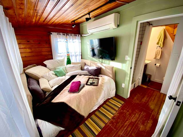 Sparrow Park Home Suite Home Tiny Porch Apartment!