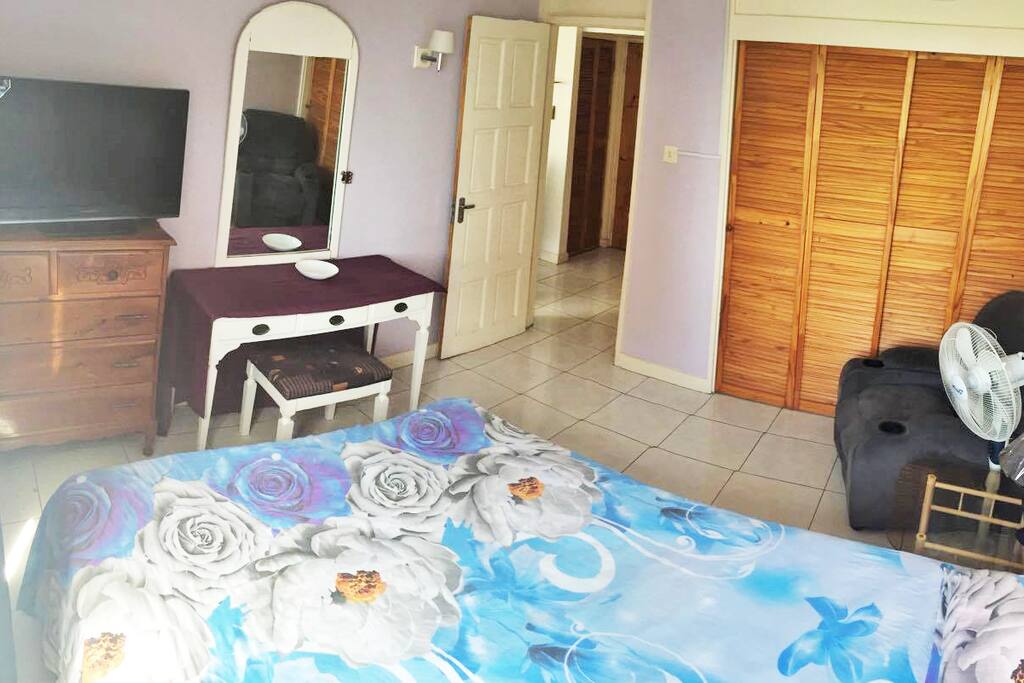 Comfortable, homely queen size bed, Flat Screen T.V. Channels, Pool & Beach View.