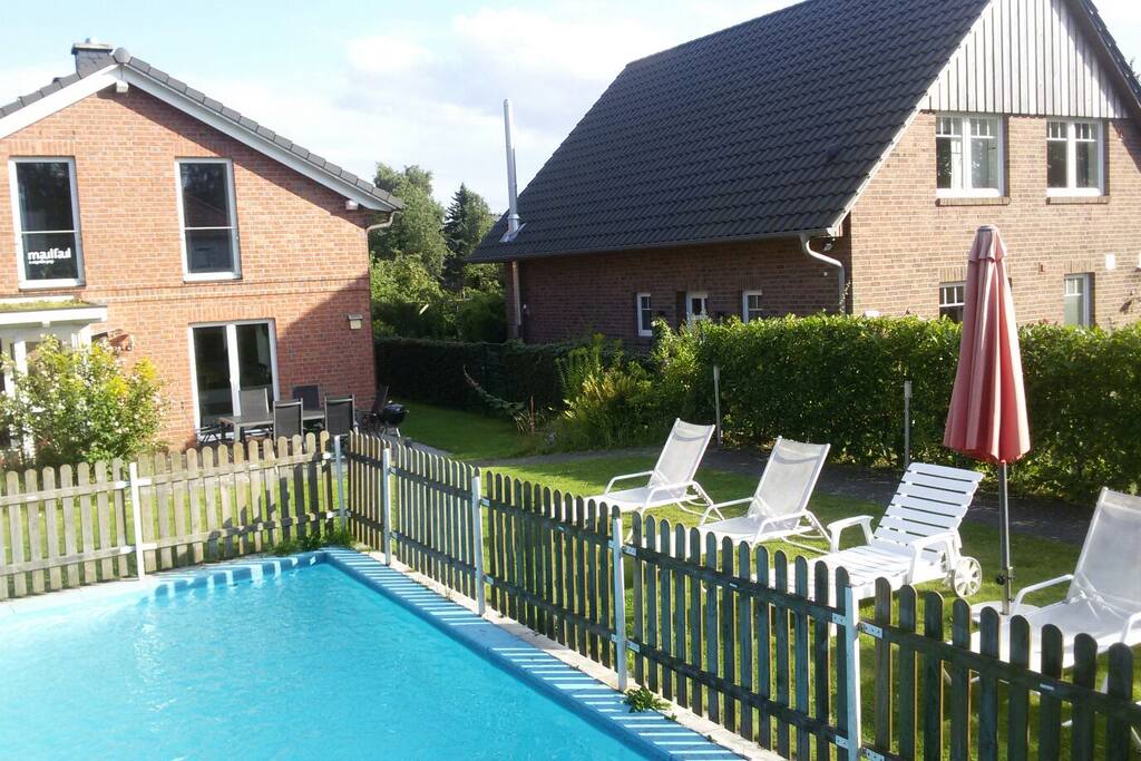 Nachbars Pool. Unterschreibe einen Haftungsausschluss und du darfst drin baden.